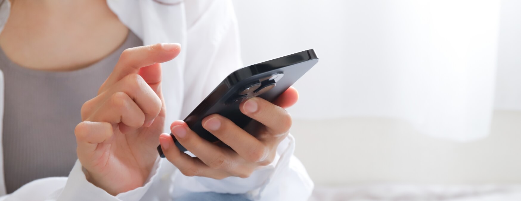 女性がスマートフォンを操作している