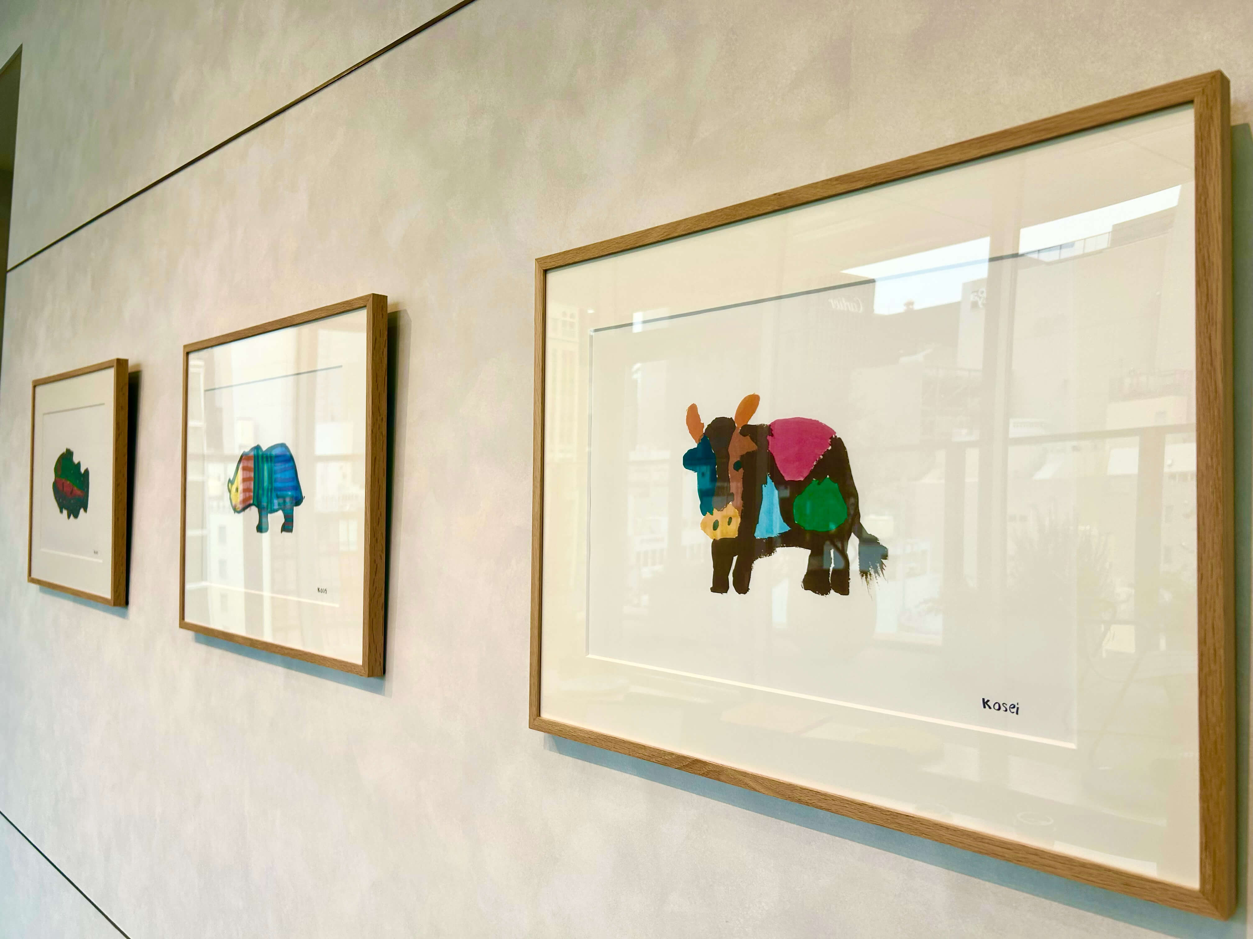 絵画が3枚飾ってある壁