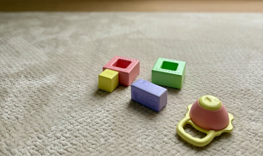 床に積み木が落ちている