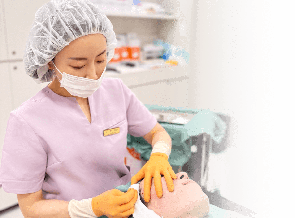 医師が患者に背術をしている